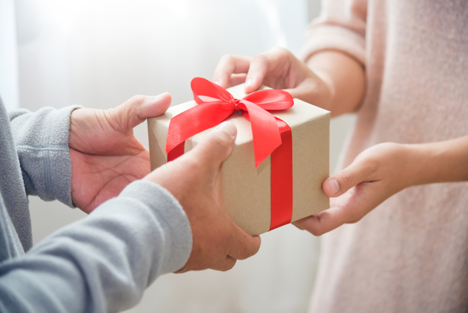 有网友分享公司交换礼物金额要8000元以上，最烂的还要接受惩罚，引起热议。（示意图／shutterstock）