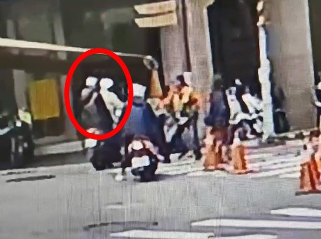 李男載著友人硬要闖管制區，女義交小腿被撞傷。（民眾提供）