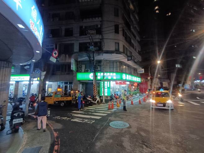 事發路口還在施工中。（民眾提供）