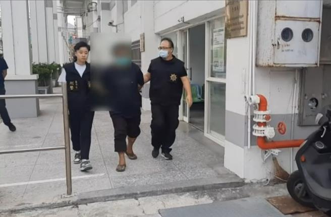 清水警分局员警获报到场逮捕陈男（中），夺下犯案镰刀，29日依公共危险罪和毁损罪嫌，将陈移送台中地检署侦办，检察官向法院声请羁押。（清水警分局提供／张妍溱台中传真）