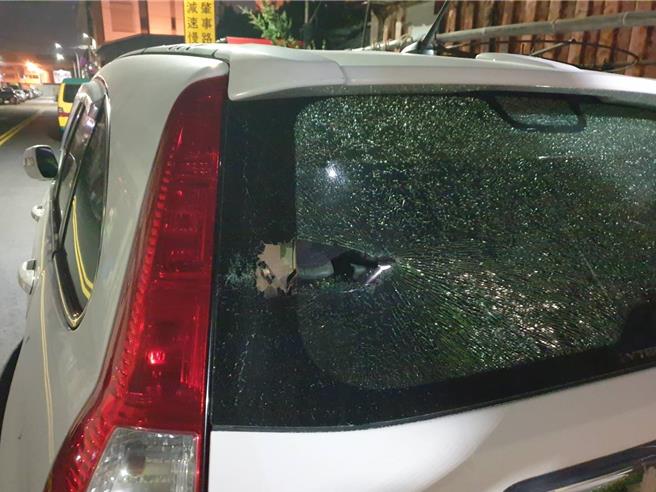 陈嫌手持镰刀沿路毁损路旁6辆轿车，被毁损的汽车包括前后挡风玻璃皆破损，及另1辆机车的仪表板遭毁损。（清水警分局提供／张妍溱台中传真）