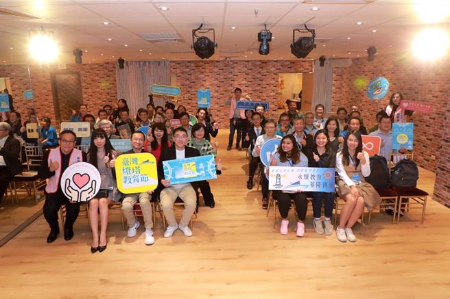 基隆市教育处规画的「2023臺湾灯塔教育节」将于12月8、9日两天，在基隆表演艺术中心外侧广场、飞鸢广场、基港大楼二楼展开。图为基隆市长谢国梁市长（前排左四）29日主持活动记者会。（基隆市政府提供／徐佑升基隆传真）