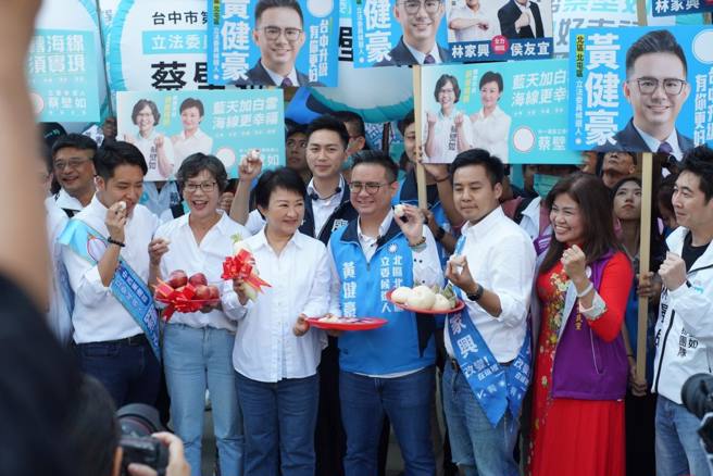 台中市長盧秀燕陪同藍營參選人及民眾黨的蔡壁如登記參選立委。(翻攝自蔡壁如臉書)
