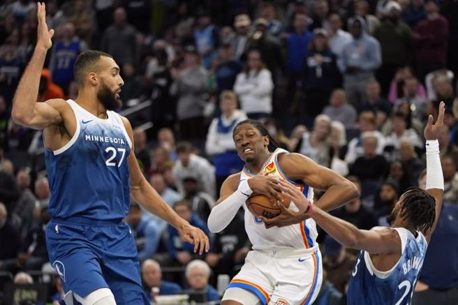 雷霆Jalen Williams(中)遭到夹击。（美联社资料照）