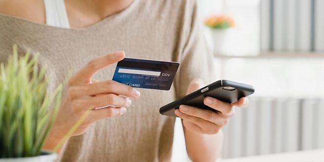 因荷包缩水的消费者大肆利用「先买后付」（BNPL）服务进行网购，预计将使今年美国网路星期一BNPL交易额创新高。图／freepik