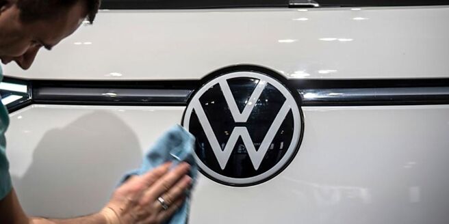 福斯集团正与工会协商福斯品牌的削减成本计画，这是集团在转型至电动车期间，提升效率的第一步。图／美联社