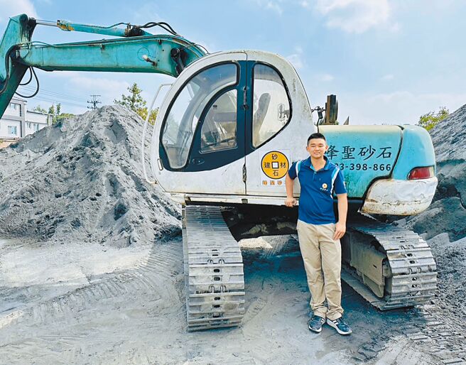 吴秉宏透露峰圣砂石坚持选用来自屏东县里港黑砂，真材实料的原料供应，不偷料、不添加无力砂的经营原则。图／陈宥学