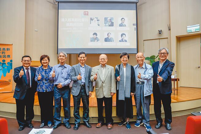 余纪忠文教基金会28日举行「进入超高龄社会的挑战与因应」研讨会，台大国家发展所副教授辛炳隆（左起）、前卫福部国民健康署署长邱淑媞、前台大社会学系教授薛承泰、政务委员林万亿、台大经济系教授薛琦、余纪忠文教基金会董事长余范英、余纪忠文教基金会董事林圣芬等人出席。（陈信翰摄）