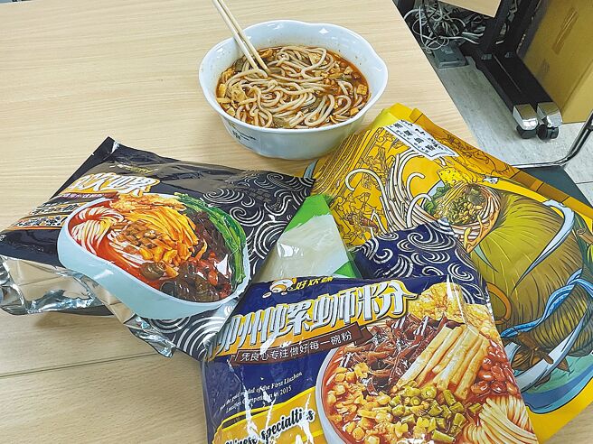 经济部1月称大陆制螺蛳粉从来没有准许进口，但有台北市议员在网路发现许多标榜台湾现货但是走私的大陆制螺蛳粉，甚至有走私螺蛳粉的「山寨版」。（刘彦宜摄）