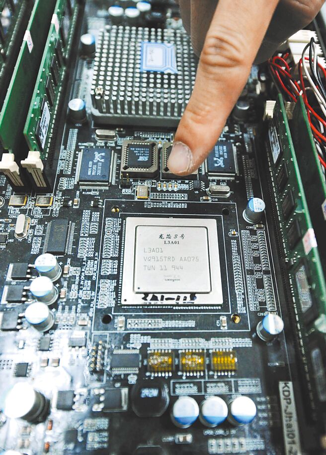 大陆新一代国产中央处理器（CPU）「龙芯3A6000」28日在北京发布，该CPU完全为大陆自主设计，无须依赖国外授权技术。图为中科大研制小组成员介绍超级电脑「kd-60」所使用的「龙芯3a」芯片。（新华社）