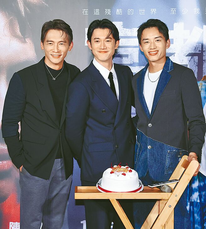 温升豪（左起）27日出席《富都青年》首映会，送吴慷仁、陈泽耀蛋糕预祝票房长红。（陈俊吉摄）