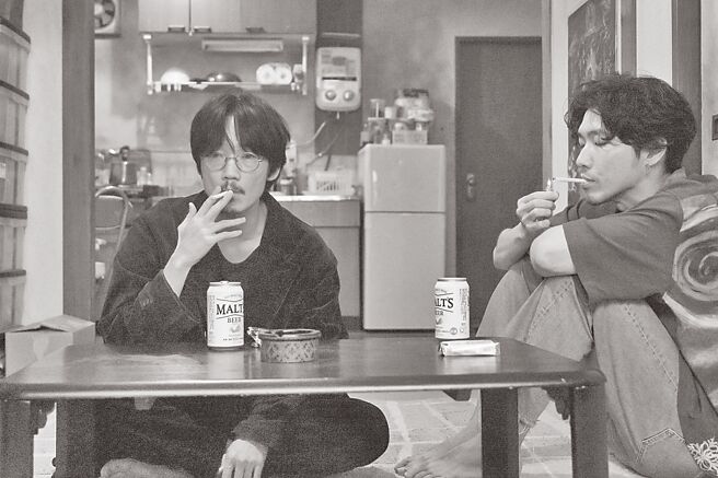 绫野刚（左）饰演失意小电影导演，柄本佑则是梦想成为小电影编剧。（中影提供）