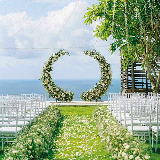 乌鲁瓦图阿丽拉别墅饭店拥有无敌海景，是许多明星婚礼首选。（摘自饭店脸书）