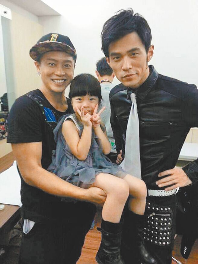 彈頭（左）一路以來受到天王周杰倫提攜。（摘自彈頭臉書）