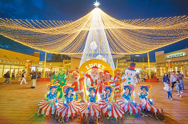 華泰名品城迎接耶誕打造淘氣趣味「幸運聖誕村」，廣場中的「巨型幸運聖誕樹」十分搶眼。（華泰名品城提供）