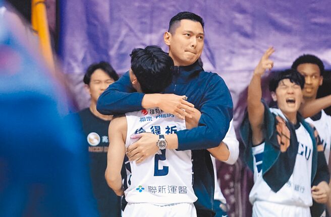 政大徐得祈（中前）投进致胜三分球，教练陈子威（中后）开心拥抱他。（大专体总提供）