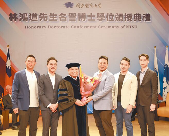 中华奥会主席林鸿道（左三）28日获国体大颁授名誉博士学位，他的家人到场见证并送上鲜花致贺。（中华奥会提供）