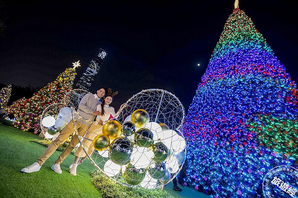 西九文化區聖誕小鎮中央的「巨型聖誕樹」，高逾20公尺、整體高度將近6層樓高，樹上掛滿絢麗燈飾，樹頂綴滿閃耀星星。（香港旅遊局提供）
