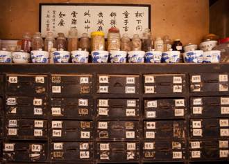 肺部長結節！他買「排毒神藥」小小一罐30萬 醫傻眼：沒牌的比較賺