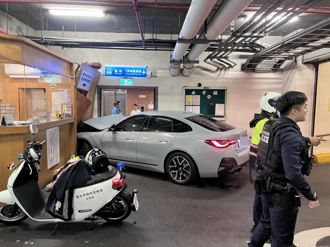 北市BMW下停車場失控撞警衛室 61歲女乘客受傷送醫