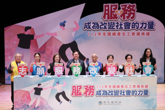 93歲爺爺開心當導護！ 近9成金牌獎志工為高齡者 