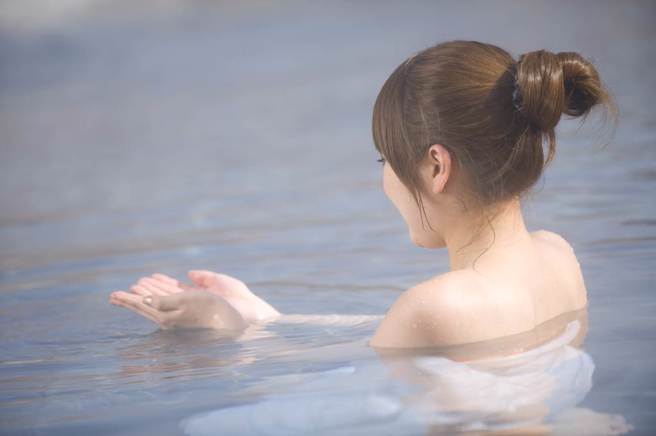 日本老牌澡堂日前宣称即将推出「豚骨拉麵汤浴池」，不料消息一出却饱受网友批评，事隔一天紧急喊卡。（示意图／达志影像）