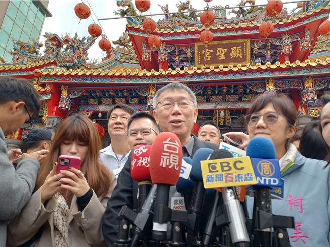 蓝营封杀柯文哲为小鸡站台，郭正亮提出看法路。图为民眾党总统候选人柯文哲（中）30日到湖口参香拜庙。（罗浚滨摄）