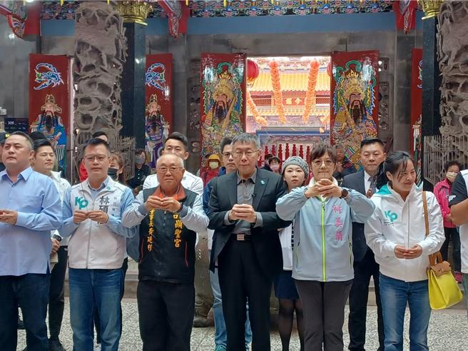 民眾党总统候选人柯文哲（右三）到湖口参香拜票，参选新竹市立委的柯文哲胞妹柯美兰（右二）也陪同拜票。（罗浚滨摄）