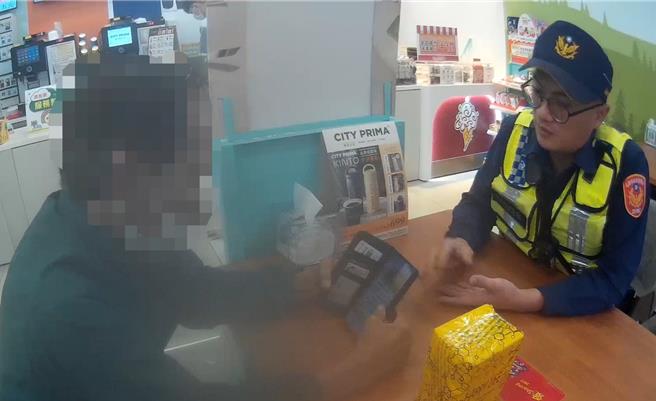 警方到场听完案发经过，果断告知杨翁，这是复合型的网路诈骗手法，诈骗集团先透过假交友模式引被害人上鉤，经过一段时间取得被害人信任后，再以画大饼方式，要求被害人把提款卡寄出并告知密码，被害人若照做后即会变成人头帐户。（警方提供／林雅惠高雄传真）