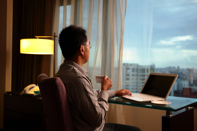 人妻半夜惊醒，意外发现模范老公根本是花花公子，在客厅讲咸湿电话。（图／shutterstock） 