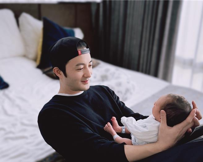 古斌近日當爸，人在月子中心照顧老婆跟小孩。（古斌提供）