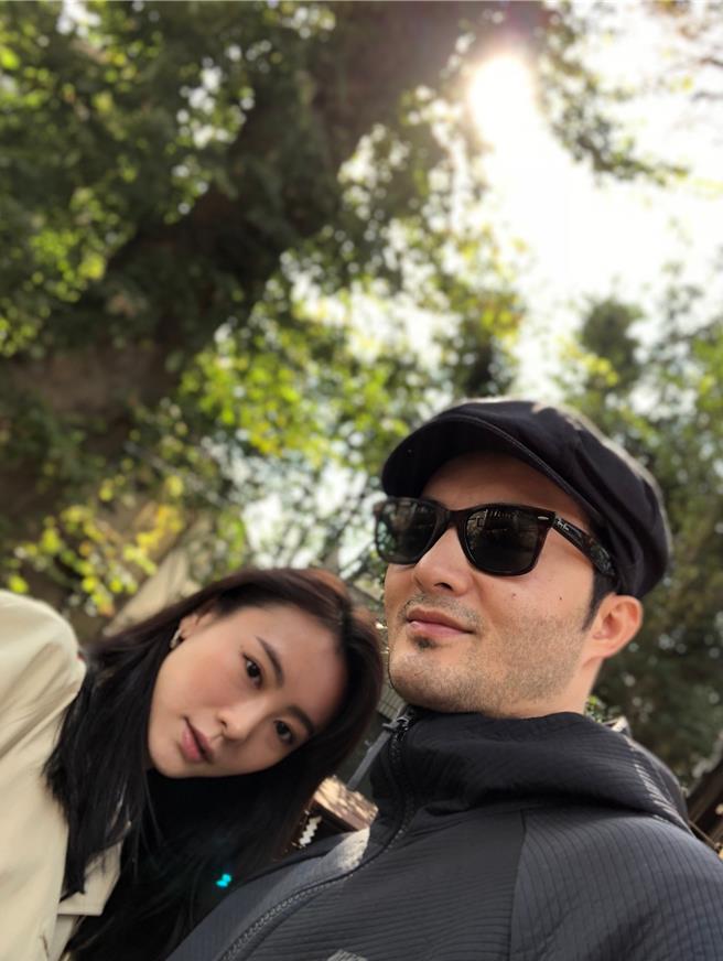 古斌（右）跟楊童華已登記結婚，兩人不一定會辦婚禮。（古斌提供）