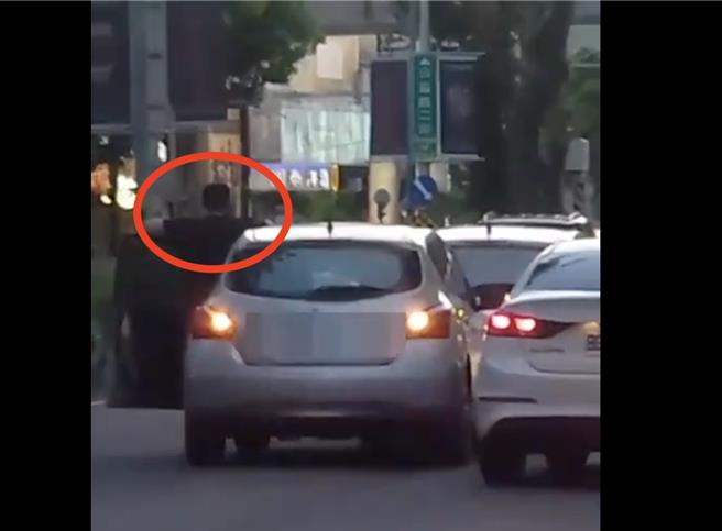 台中市25岁陈姓男子（红圈处）加入贩毒集团，担任运毒「小蜜蜂」，因疲累恍神撞上前车，过程都被跟监的台中市刑大侦四队目击。（警方提供／王煌忠台中传真）