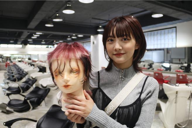 获铜赏奖的大四学生李亮颖被说像陈意涵，李谦虚说「还好啦！」，她表示，这次赛事让她收穫满满。（弘光科技大学提供／张妍溱台中传真）