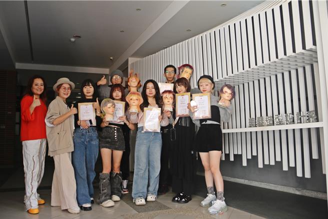 弘光科技大学美髮造型设计系8名学生日前代表台湾，参加日本最大万人美容美髮赛「2023年SPC GLOBAL总决赛」，获2金赏奖1银赏奖1铜赏奖佳绩。（弘光科技大学提供／张妍溱台中传真）
