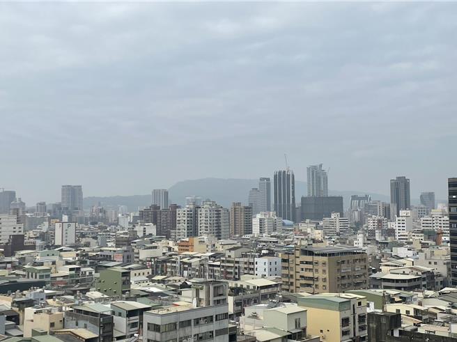 大環境30日吹拂東北風，挾帶微量境外汙染物南下，高雄位於下風處，加上氣溫低、濕度高有霧氣產生，大氣擴散條件較差，導致有汙染物累積的狀況發生。（洪浩軒攝）
