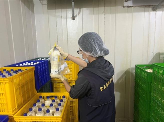生鮮豆製品是生活中常見食材，台中市食品藥物安全處11月30日指出，日前稽查台中市7家豆製品源頭製造業者，同時抽驗黃豆原料及豆製成品8件，其中1件豆漿產品檢出微生物超標且經複驗不合格，已依規定裁處3萬元。（中市府提供／潘虹恩台中傳真）