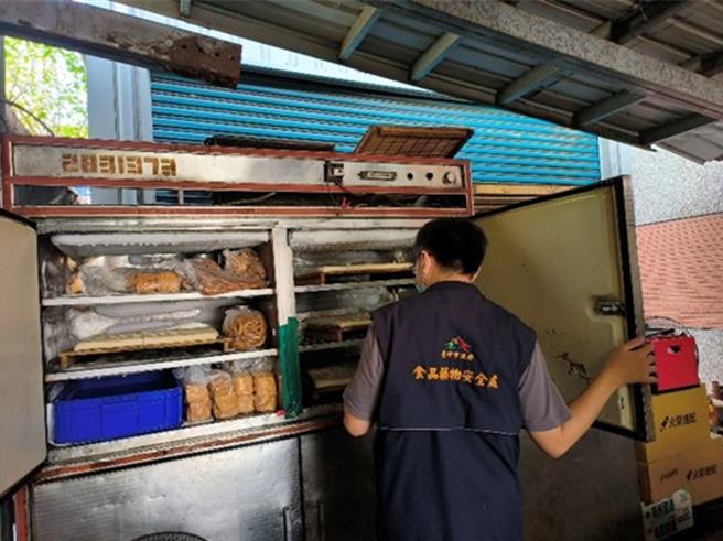 台中市食安處日前啟動「112年度豆製品製造業稽查專案」，鎖定源頭製造商的製造場所，逐一查核業者的食品良好衛生規範準則（GHP）符合性、食品添加物來源及使用的合法性、食品業者登錄正確性等。（中市府提供／潘虹恩台中傳真）