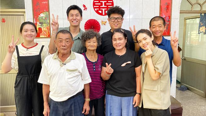风田（后排左2）久违地享受大家庭氛围。（公视提供）