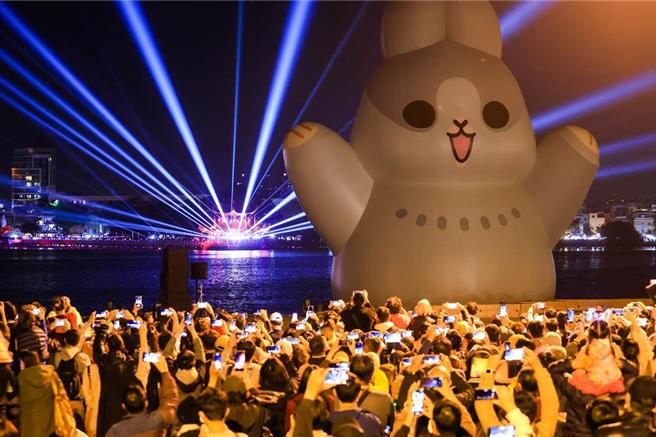 今年莲潭灯会水上灯饰作品萌兔队长-ㄇㄚˊ几吸引大批民眾拍照。（柯宗纬翻摄）