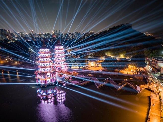 光舞莲潭灯会展演以360度无死角呈现，将科技光束贴合传统宫庙建筑。（柯宗纬翻摄）