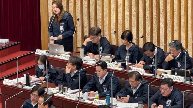 针对明年高雄灯会在哪？高市观光局长高闵琳说，将审慎评估举办地点，除莲池潭外，亚湾、卫武营等地都会审慎评估，最快12月定案，今年希望用不一样的国际IP，让市民有不同灯会感受。（柯宗纬摄）
