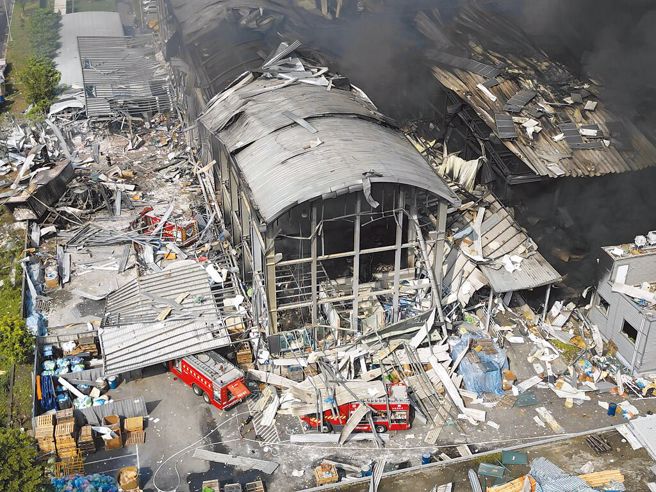 屏东科技产业园区明扬高尔夫球厂爆炸闷烧，三部救火消防车被埋在瓦砾堆中。（本报资料照片）