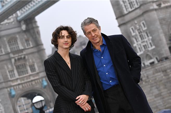 提摩西夏勒梅（左起）、休葛兰出席《旺卡》伦敦首映。（华纳兄弟提供）