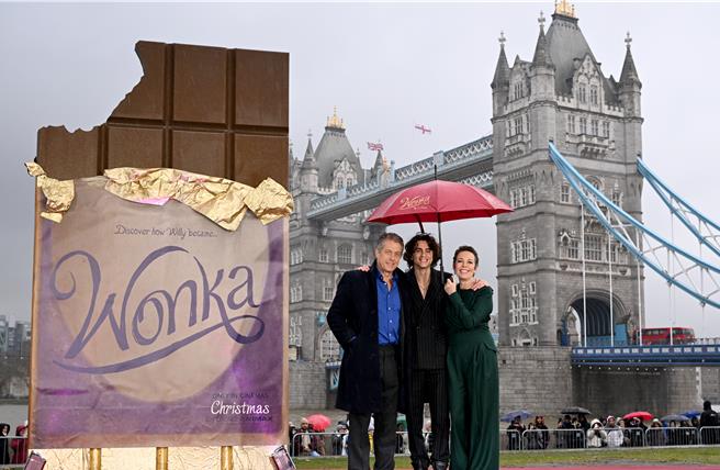 休葛兰（左起）、提摩西夏勒梅、奥莉薇亚柯尔曼出席《旺卡》伦敦首映。（华纳兄弟提供）