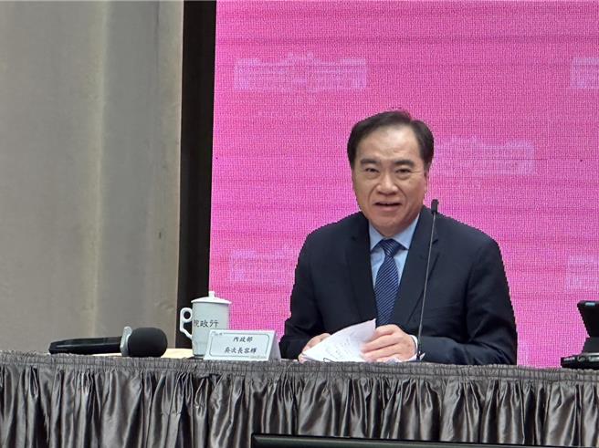 行政院會今日通過內政部《消防法》修正草案。圖為內政部次長吳容輝。（黃婉婷攝）