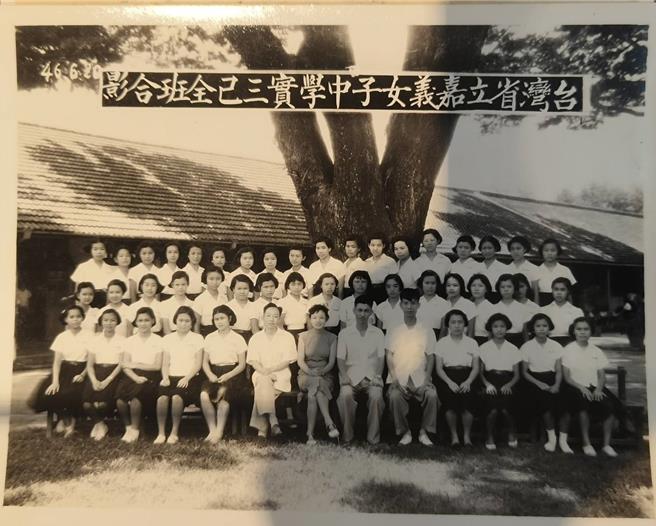 丹扉与前嘉义市长张博雅（第三排左一）有师生之缘。（廖素慧摄）