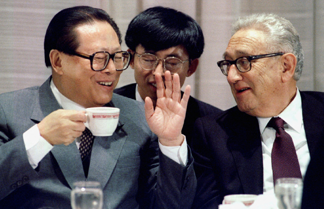 季辛吉既是學者也是外交名流，更為推動尼克森歷史性與北京接觸的理論家。圖為1995年10月季辛吉與中國國家主席江澤民於美國紐約舉行的商業聚會中交談。（圖／路透社）