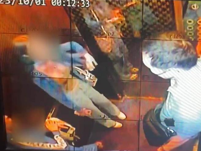 施姓男子抢夺黄金项炼后到酒店消费并还债，士林地检署依抢夺罪起诉。（翻摄画面）