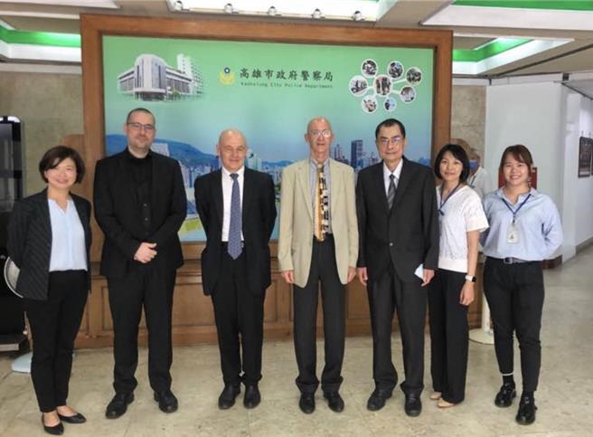德国在台协会代表许佑格（图中）去年曾拜会高市警察局外事科长谢昆谋（右三）。（翻摄照片／洪靖宜高雄传真）
